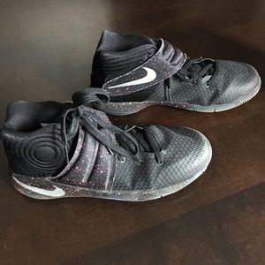 Youth basketball shoes Nike Kyrie Irving size 6.5